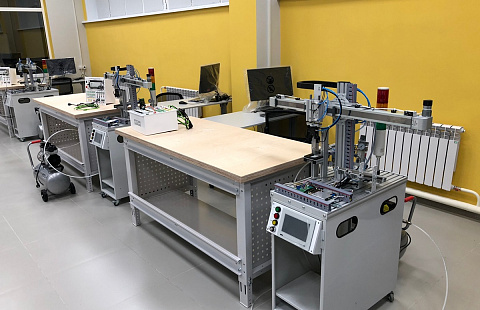 Рабочие столы с деревянной столешницей